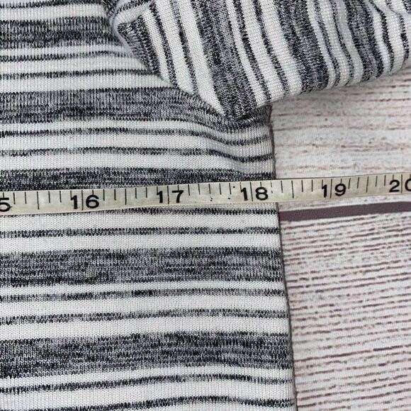 Gibson & Latimer vneck stripe top w/side slits & flare sleeve grey & white sz S - Picture 8 of 11